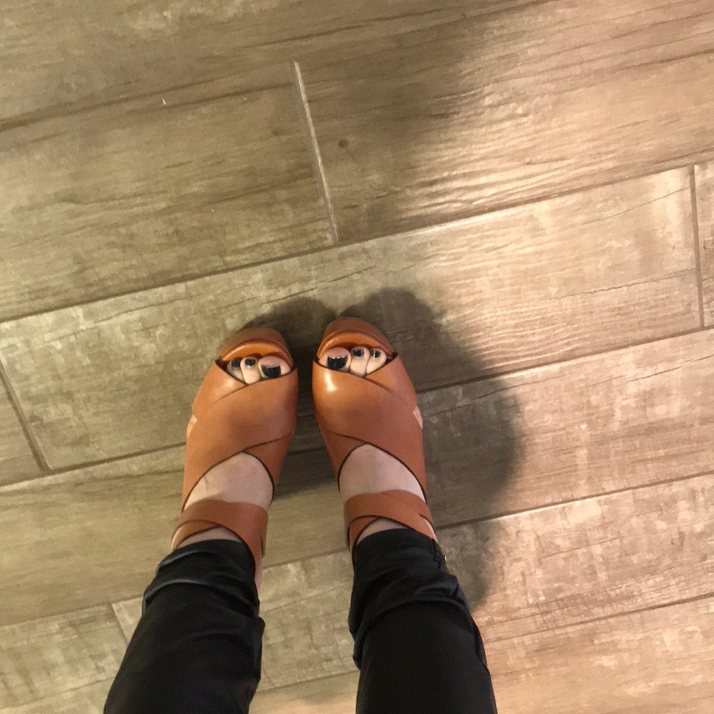 ❌ CHLOE CAMEL CLASSIC CRISS CRISS PLATFORMS ❌ - Picture 3 of 8
